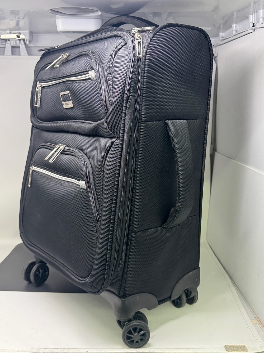 LUCAS LIGHTWEIGHT CARRY ON LUGGAGE SPINNER WHEELS 22in